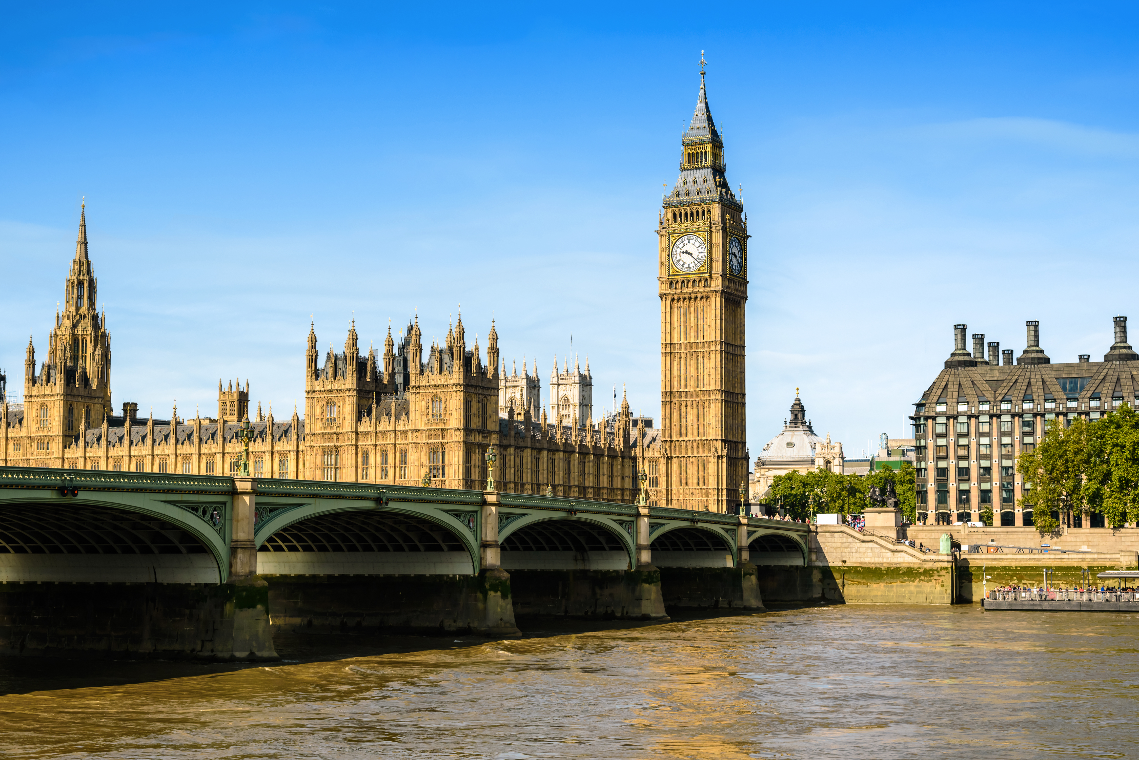 Widok na parlament brytyjski nad Tamizą, na pierwszym planie wieża zegarowa Big Ben, pogoda słoneczna