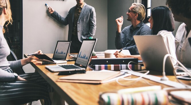 Nowy kurs Akademii PARP: „AI w biznesie – kurs I stopnia”